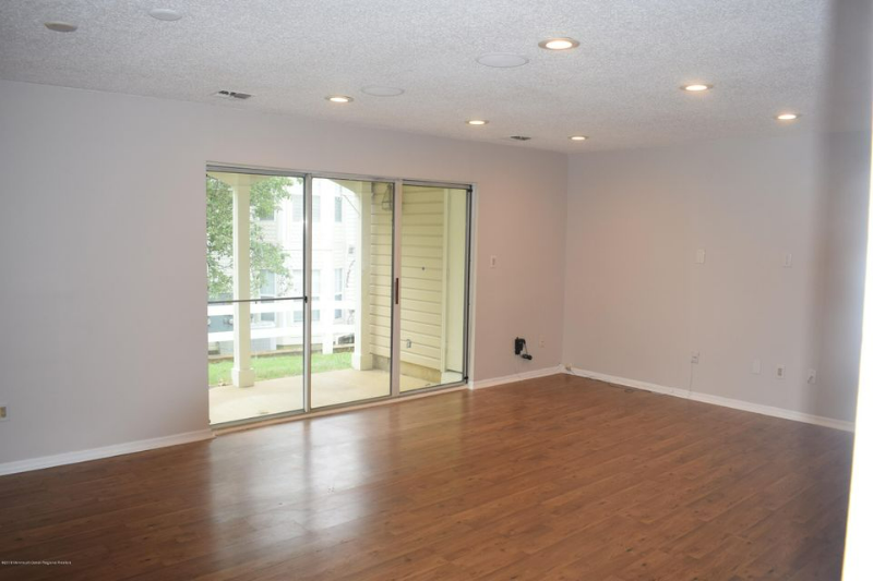 225 Tulip Ln - Photo 3 of 8