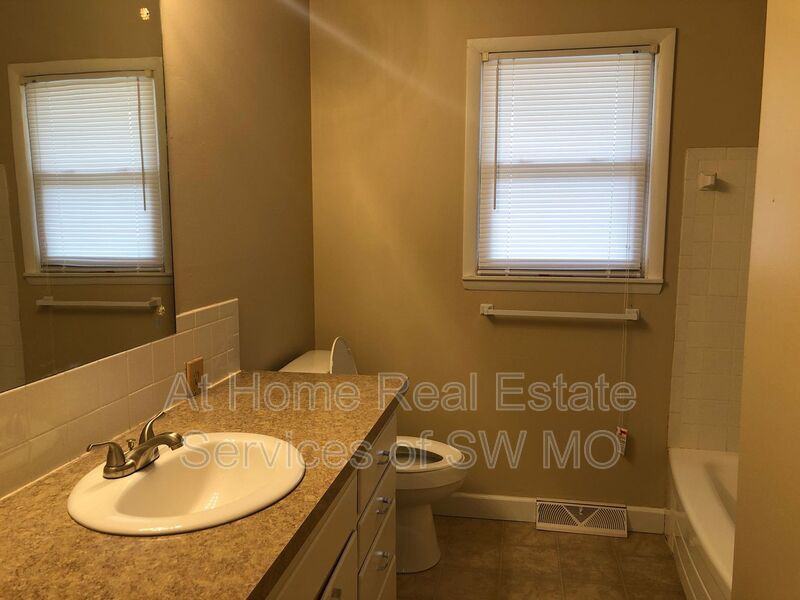 924 W Woodridge St - Photo 3 of 11