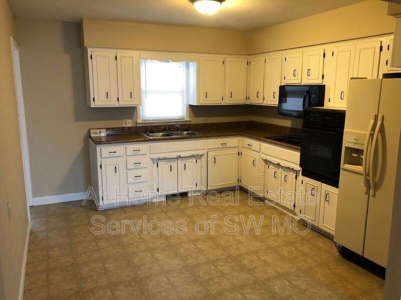 924 W Woodridge St - Photo 4 of 11