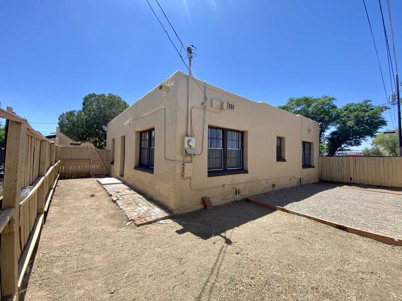 2632 N Stone Ave - Photo 2 of 2