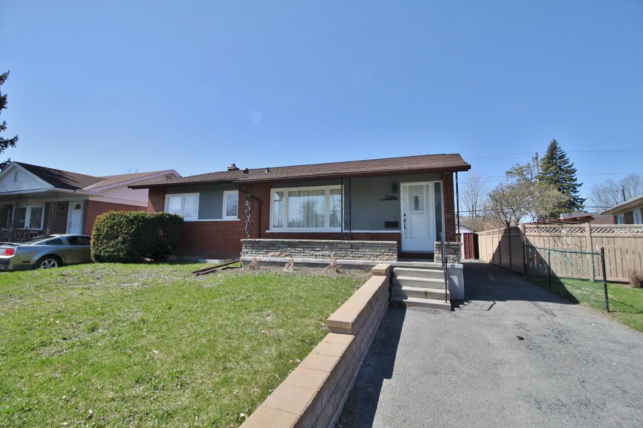 2138 Saunderson Dr Apartments in Alta Vista, Ottawa, ON K1G 2G2 Zumper