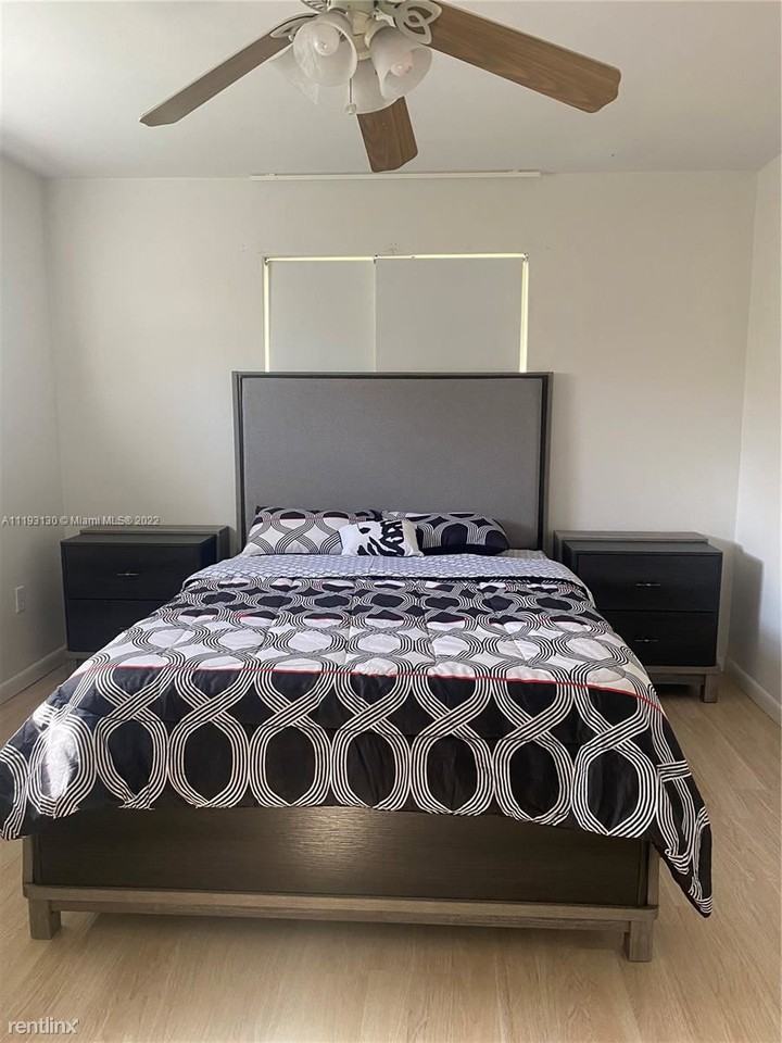 301 186th St #301 - Photo 3 of 9