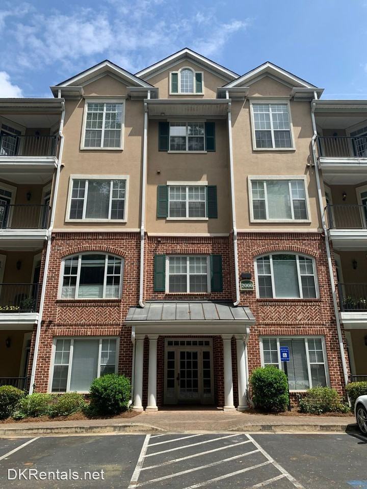 2405 Stratford Cmns - Photo 2 of 29