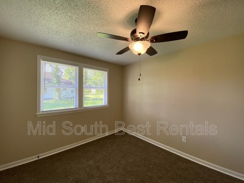 1814 S Summit St - Photo 2 of 7