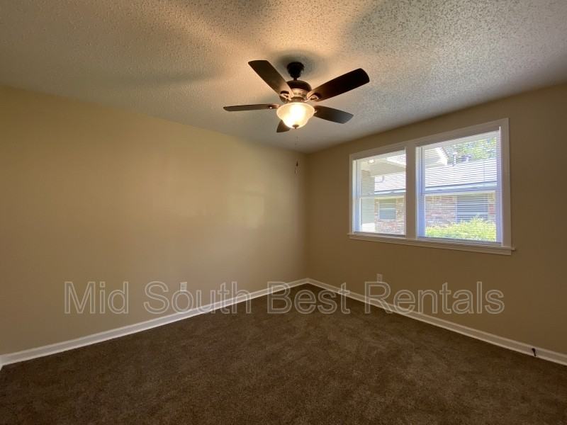 1814 S Summit St - Photo 3 of 7