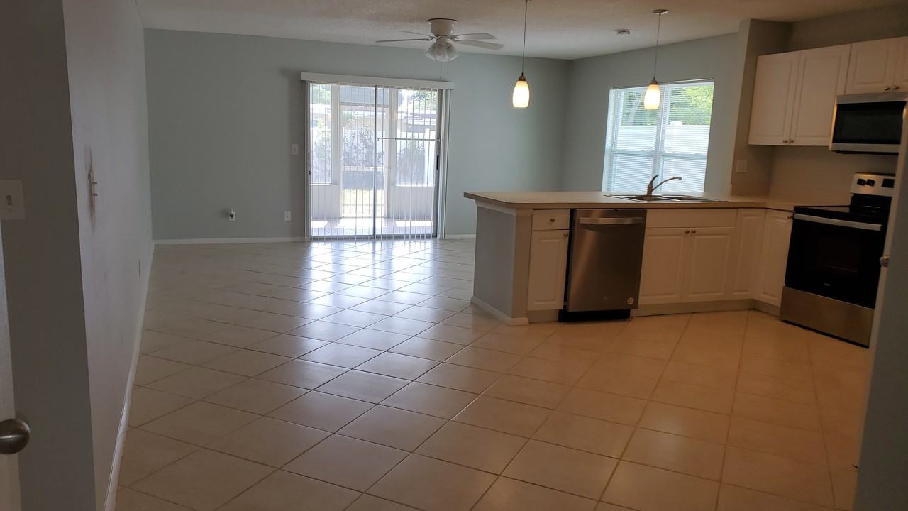1215 39th St W - Photo 2 of 11