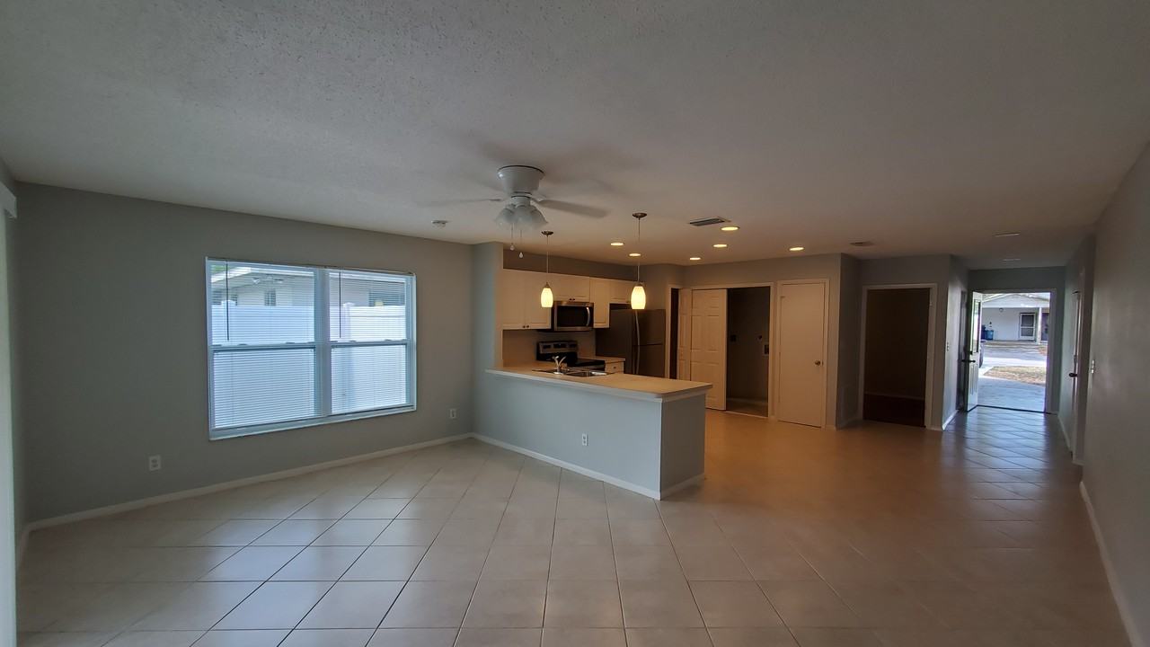 1215 39th St W - Photo 3 of 11