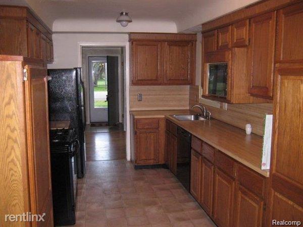 9744 Farmington Rd - Photo 3 of 13