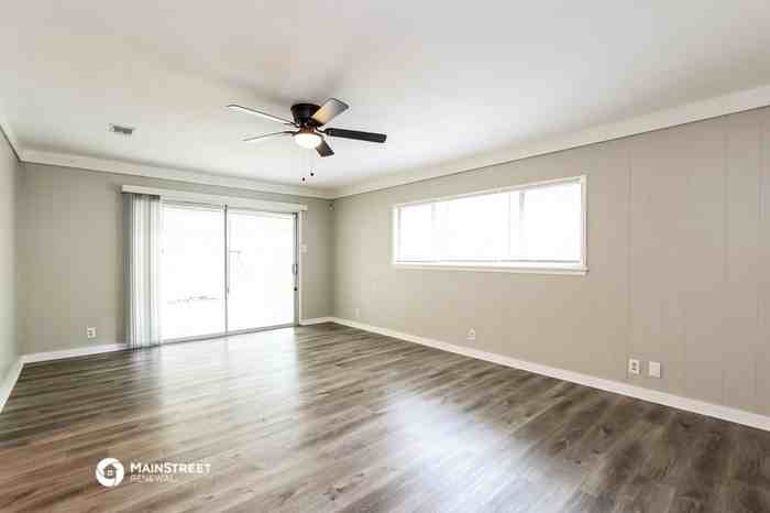 3702 Kirby Dr - Photo 3 of 16