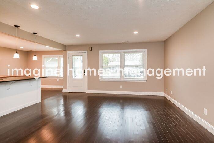 160 Parkwood Dr - Photo 3 of 13