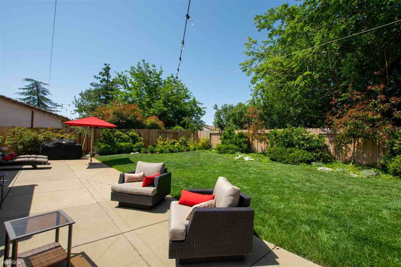 4440 Mcroberts Dr - Photo 2 of 14