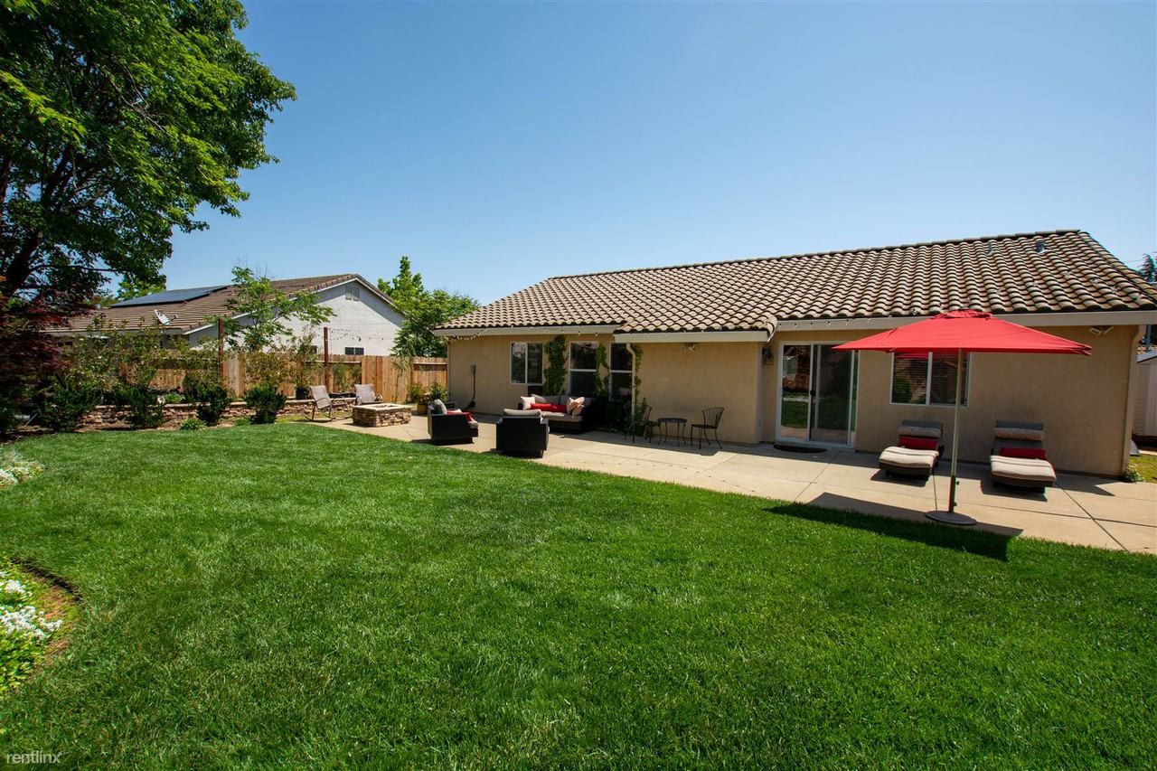 4440 Mcroberts Dr - Photo 3 of 14