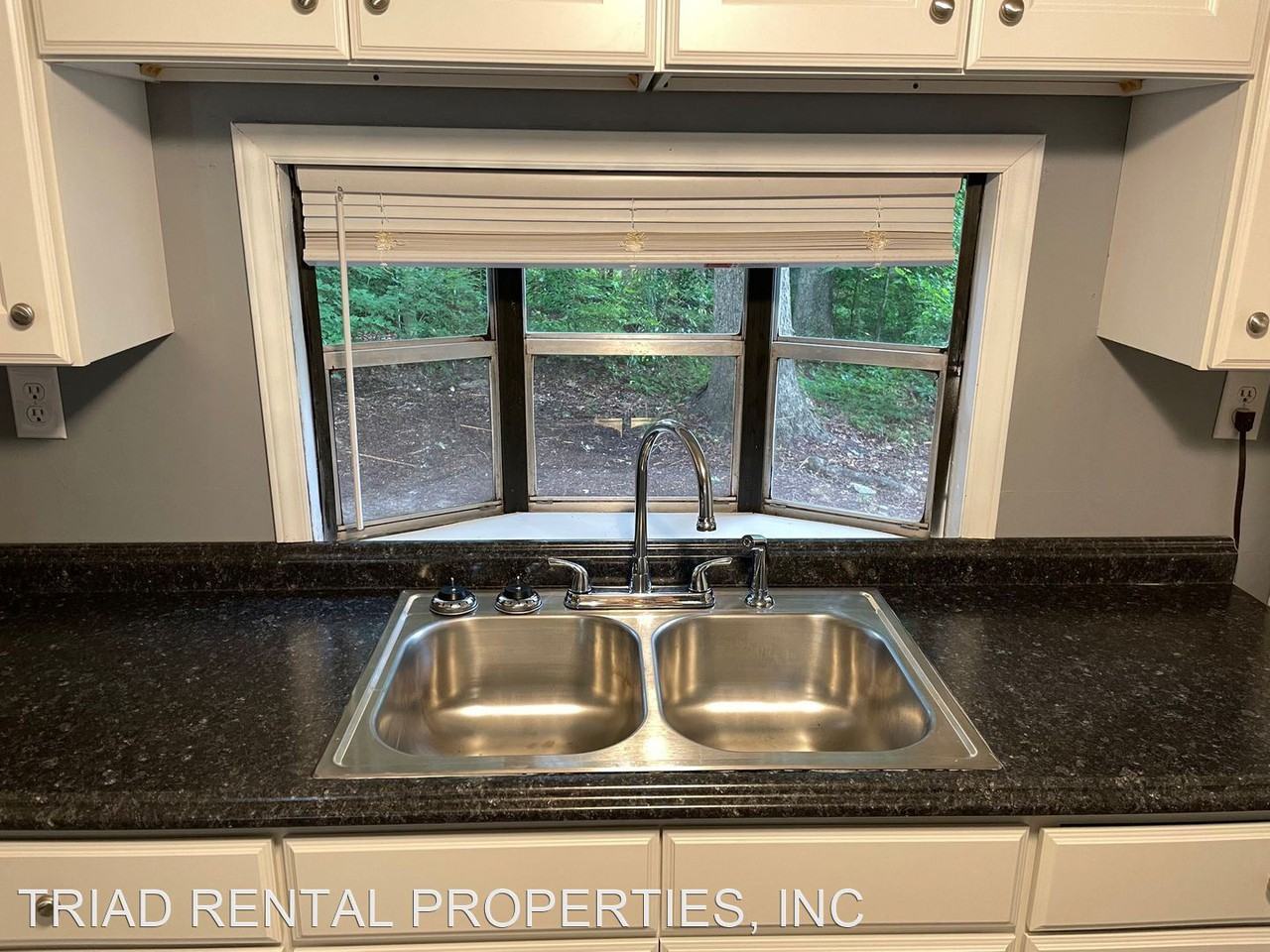 6074 Susan Dr - Photo 3 of 17