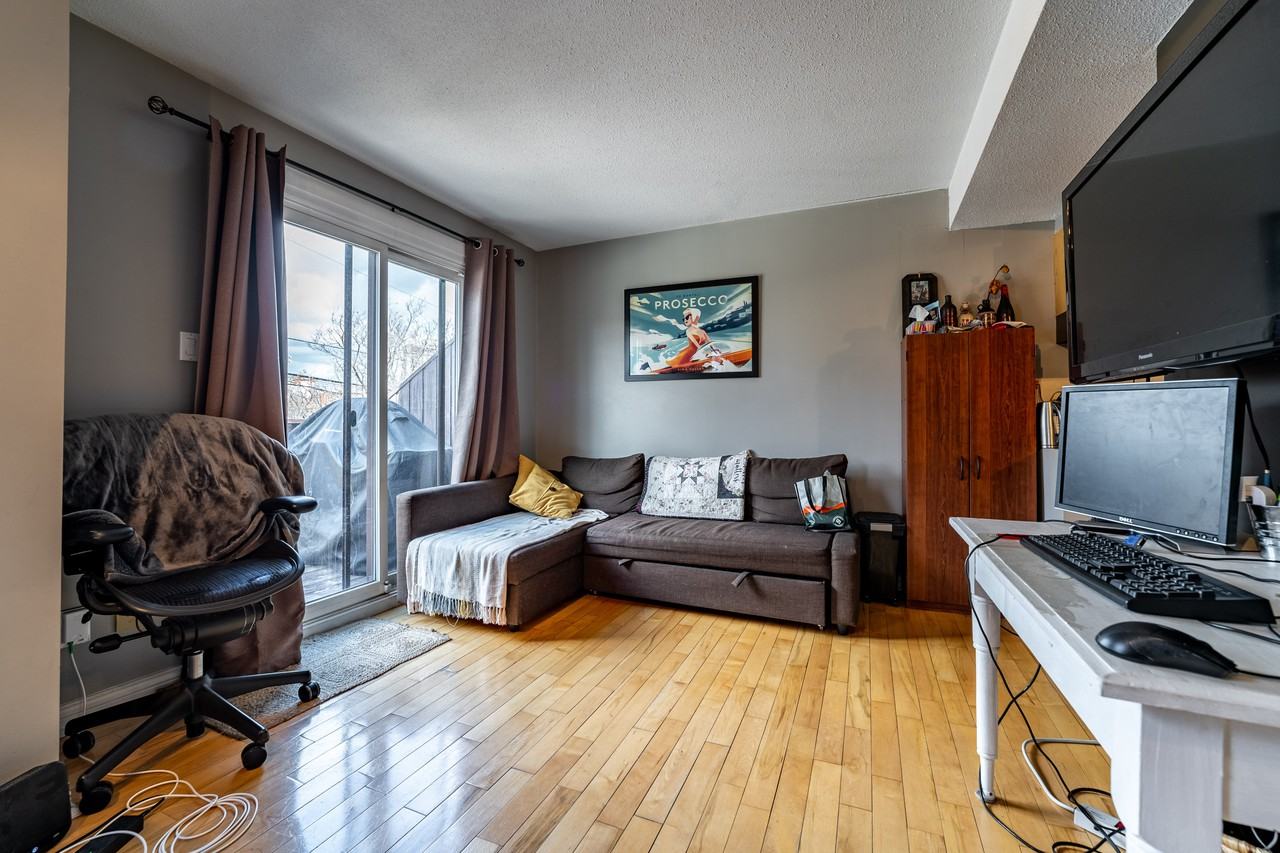 921 North River Road Apartments 921 North River Rd, Ottawa, ON K1K