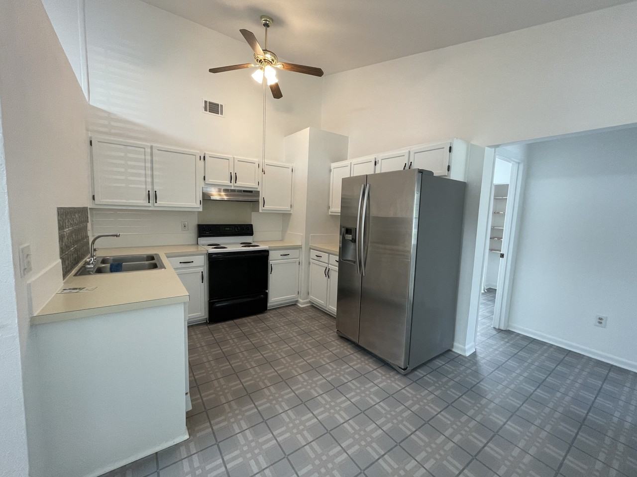 137 Manchester Rd - Photo 3 of 11
