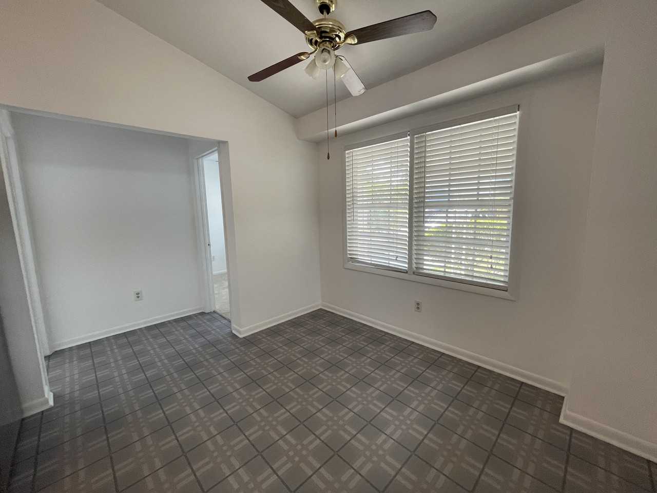 137 Manchester Rd - Photo 4 of 11