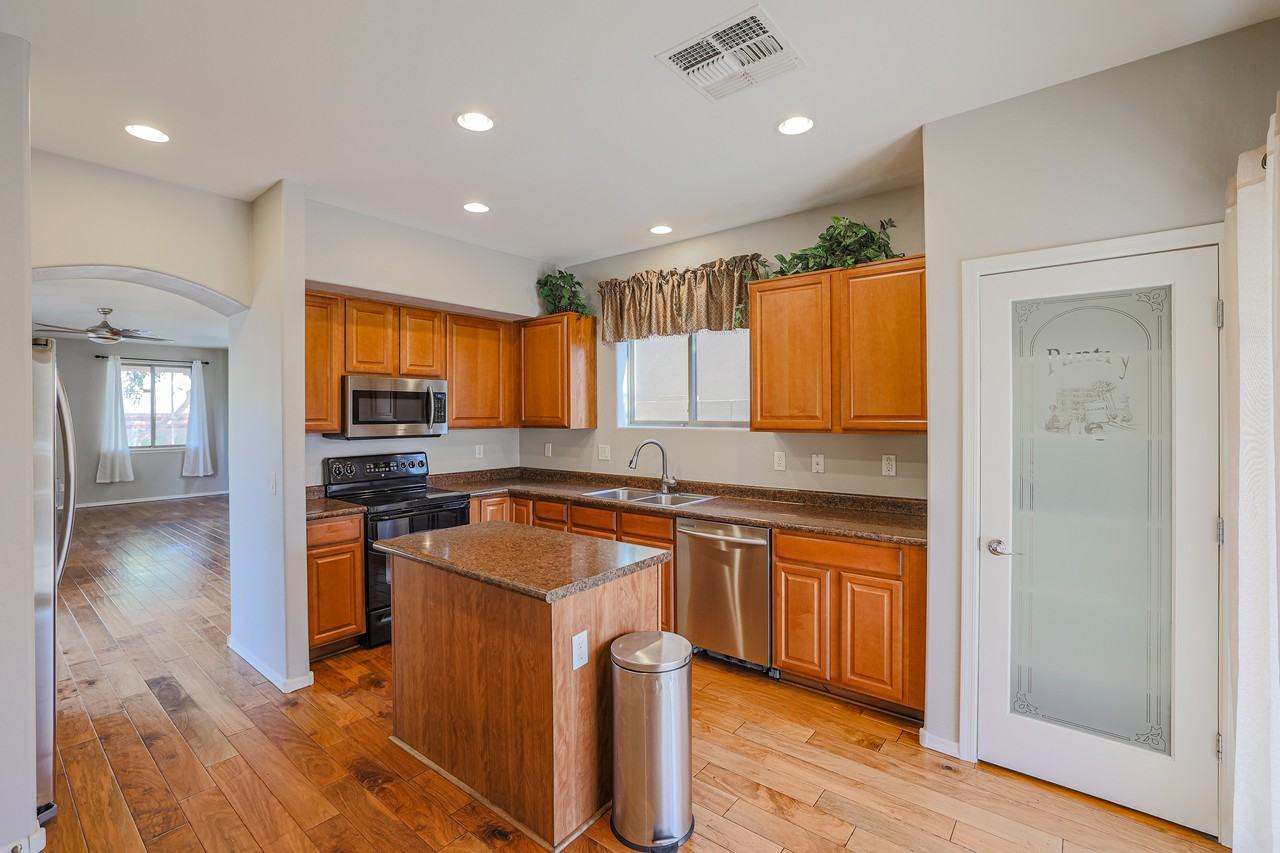 7324 N 90th Ln - Photo 3 of 31