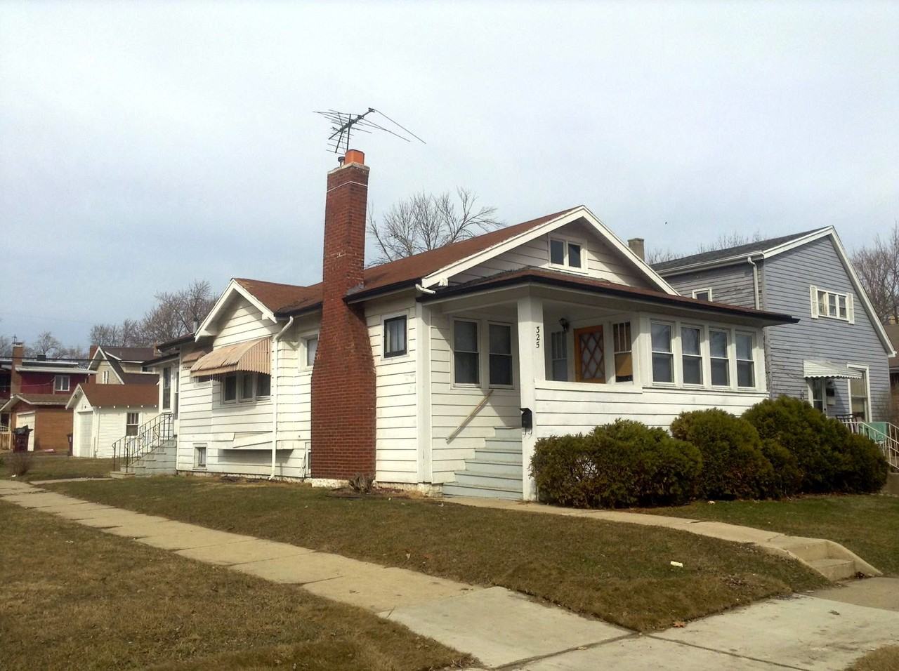 325 W 15th Pl - Photo 2 of 11