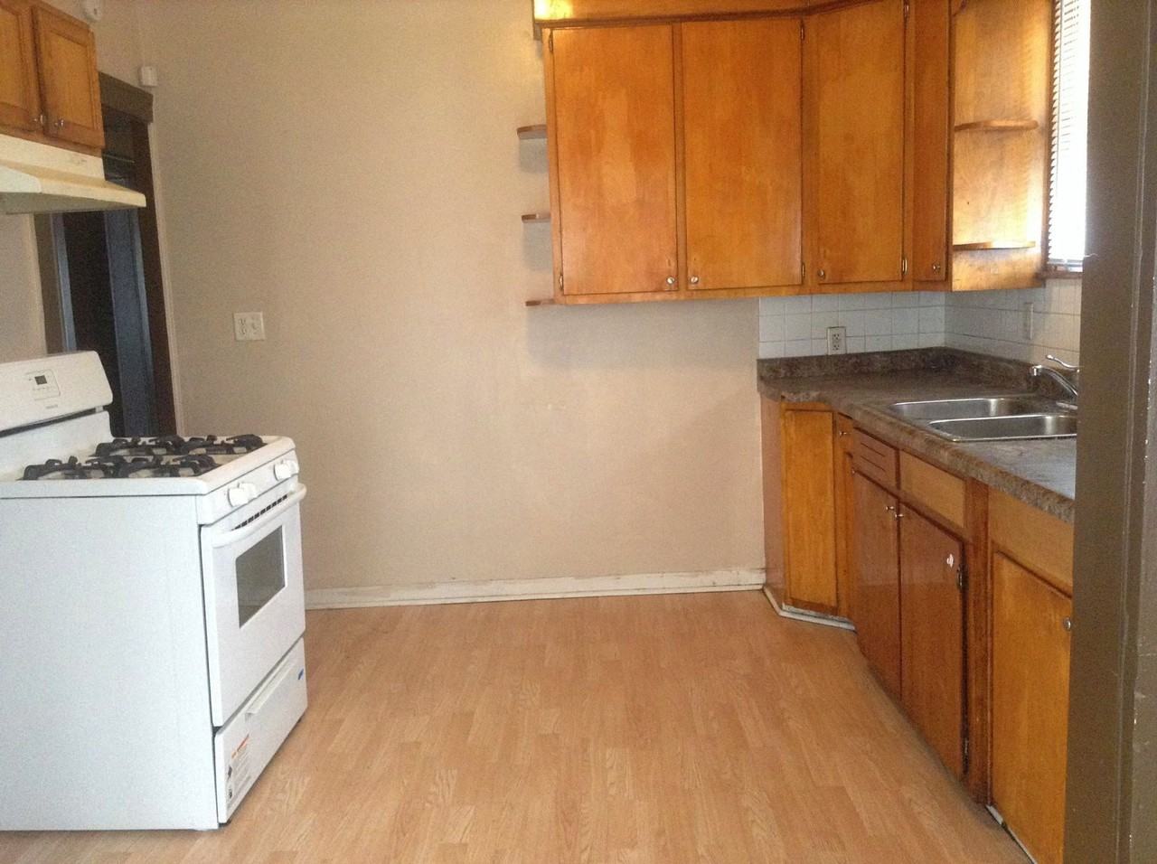 325 W 15th Pl - Photo 3 of 11