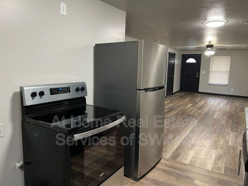 704 N Kansas Expy - Photo 3 of 9