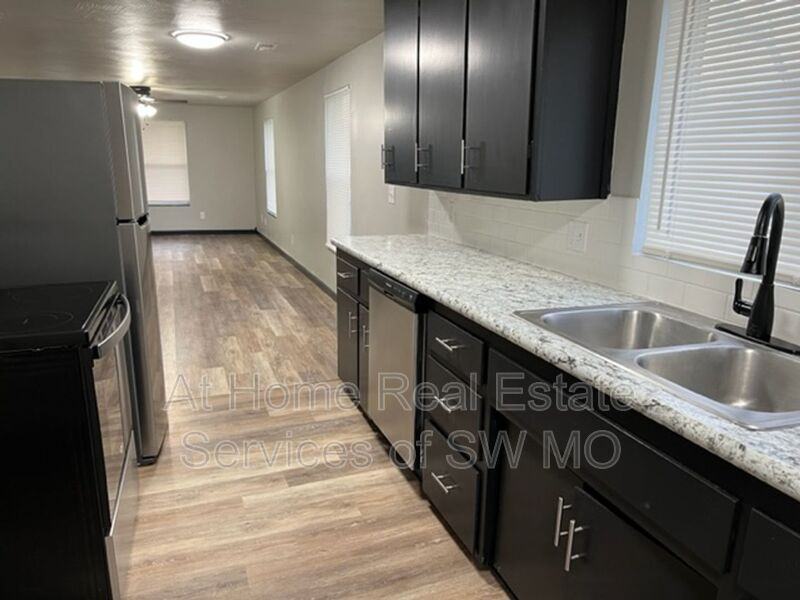 704 N Kansas Expy - Photo 4 of 9