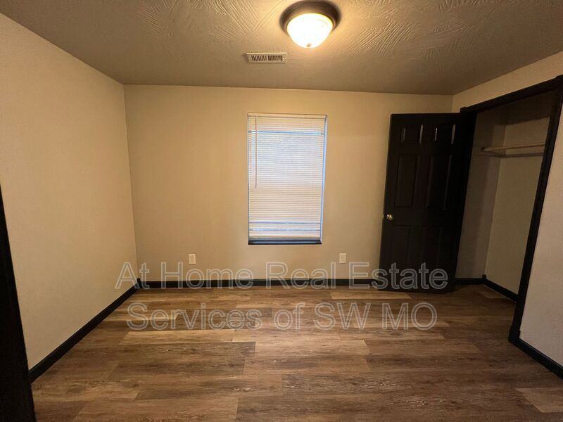 704 N Kansas Expy - Photo 5 of 9