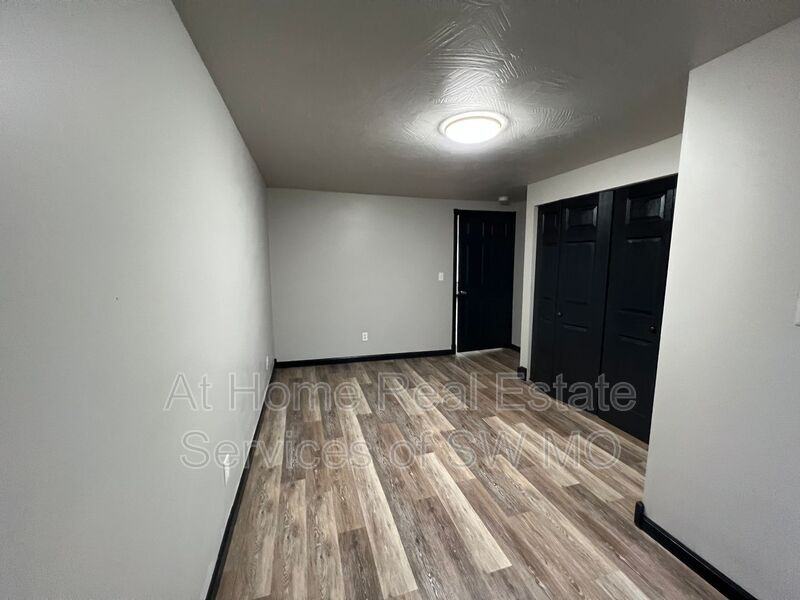 704 N Kansas Expy - Photo 6 of 9