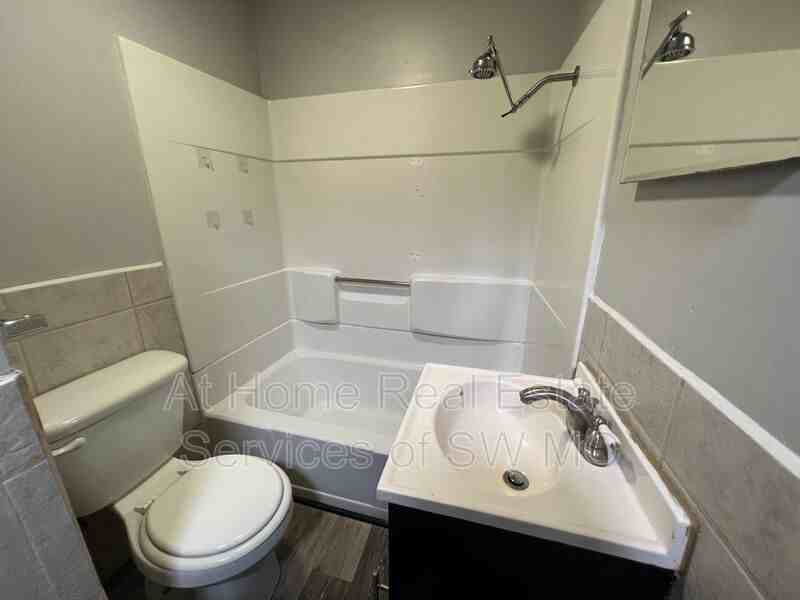 704 N Kansas Expy - Photo 7 of 9