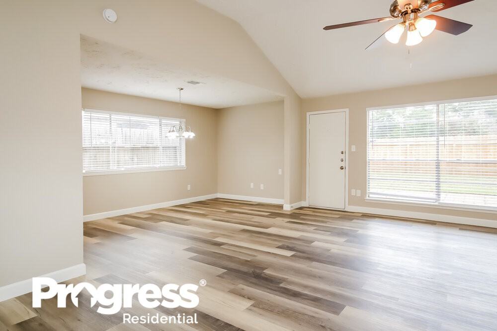 13618 Oak Ledge Dr - Photo 2 of 12