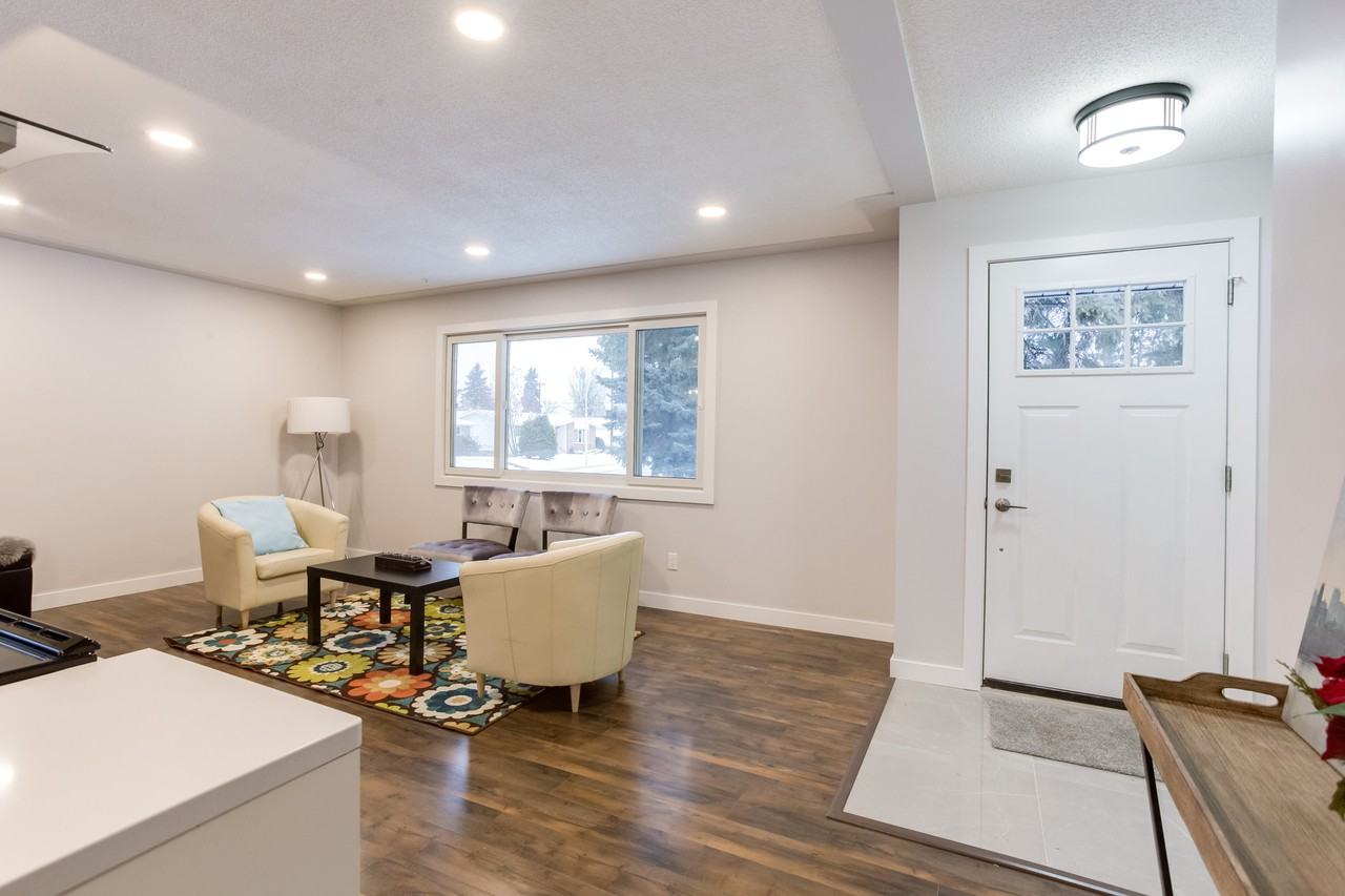 59 Fenwick Crescent Main floor - Photo 2 of 4