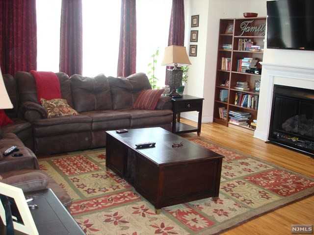 35 Harrington Ct - Photo 3 of 23