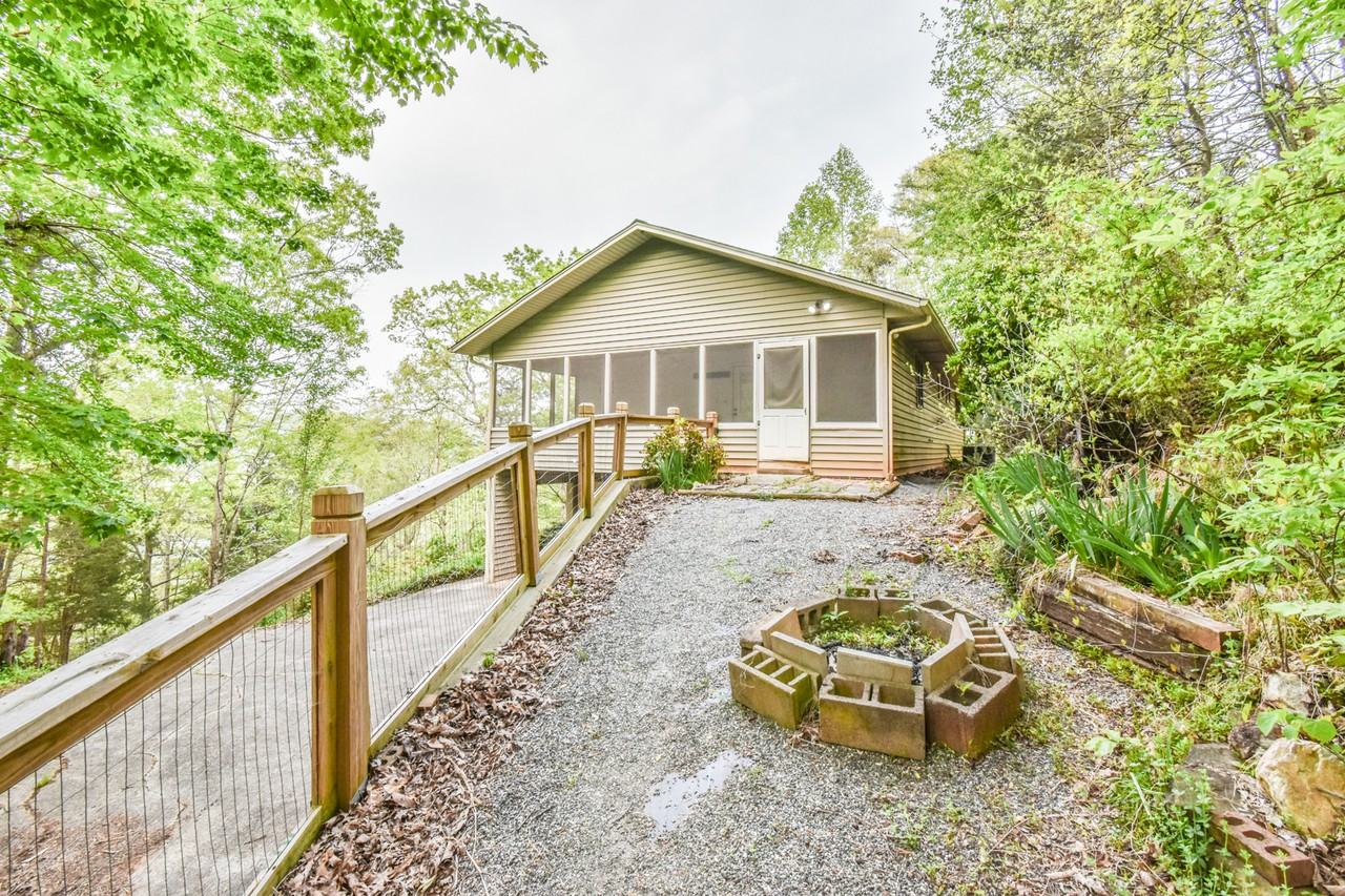 327 Mountain Dr N - Photo 2 of 17