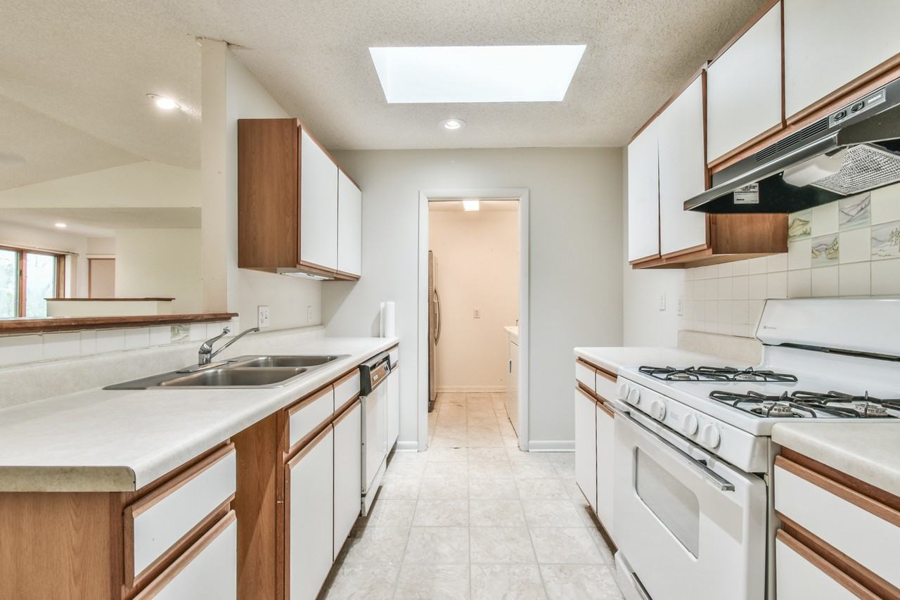 327 Mountain Dr N - Photo 3 of 17