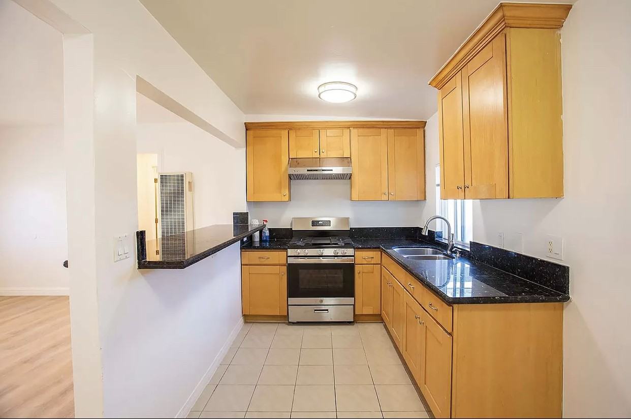 20424 Raymond Ave - Photo 3 of 10