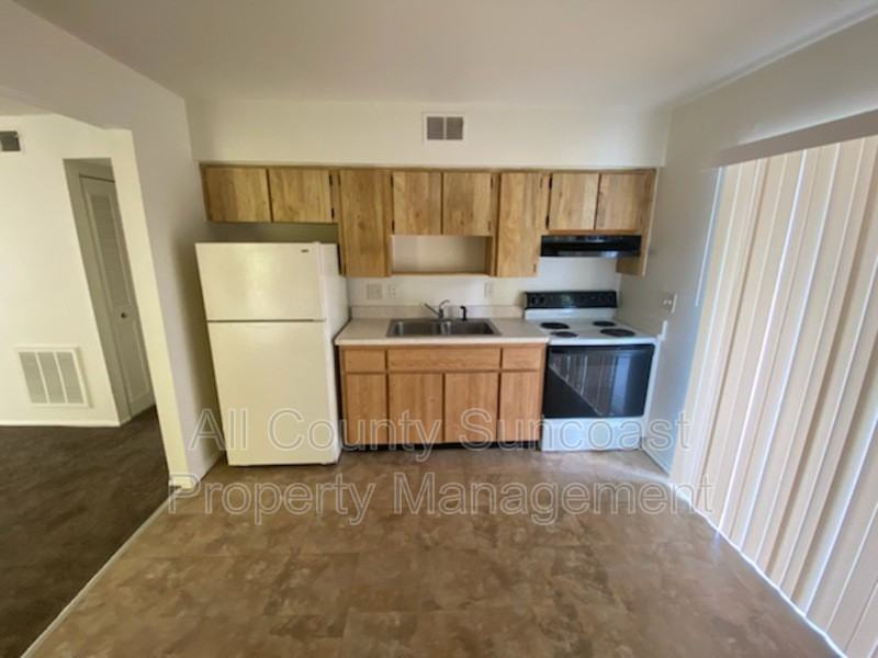 7601 35th St N #D - Photo 3 of 6