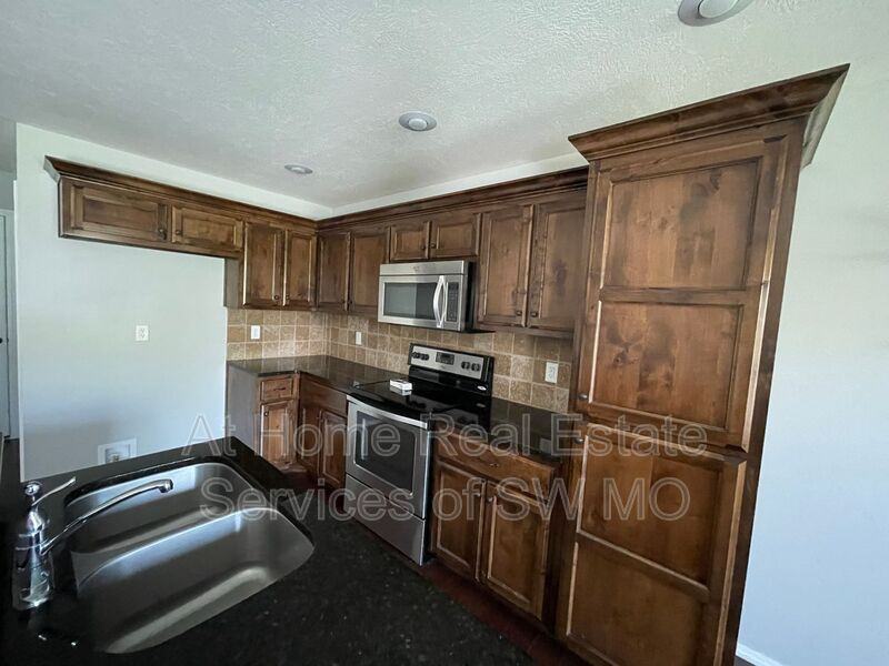 3229 E Liberty St - Photo 4 of 9