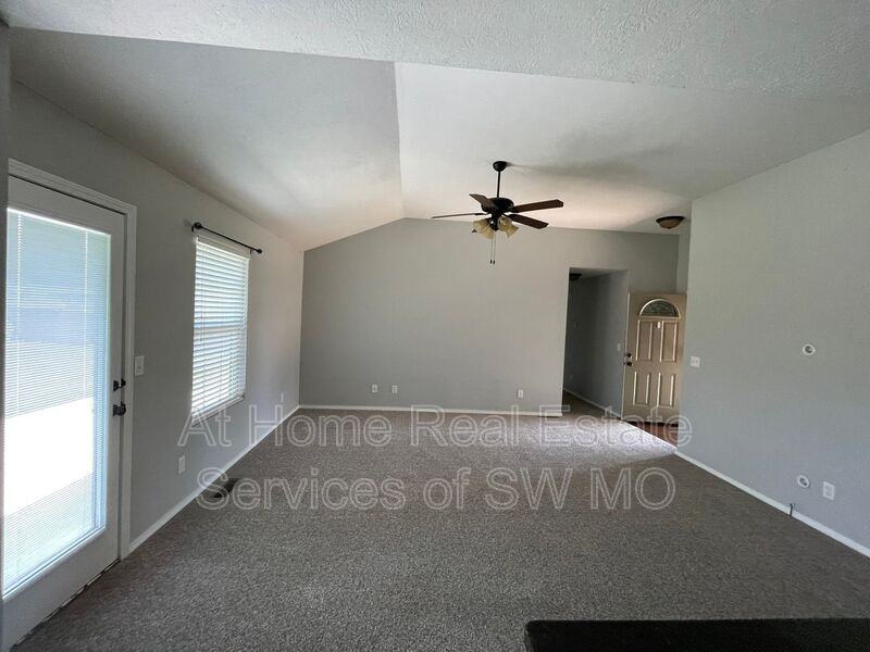 3229 E Liberty St - Photo 5 of 9