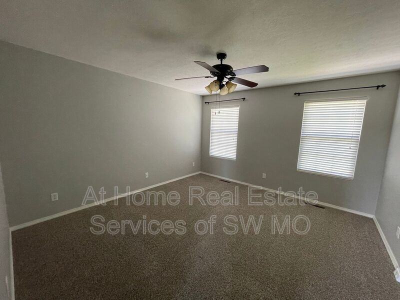 3229 E Liberty St - Photo 7 of 9