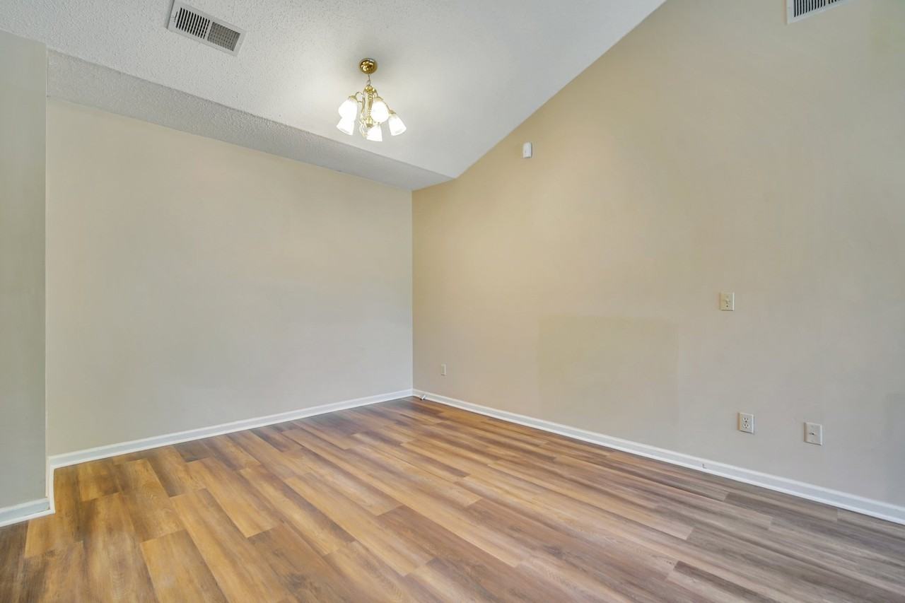 1501 Woodcrest Cir - Photo 4 of 25