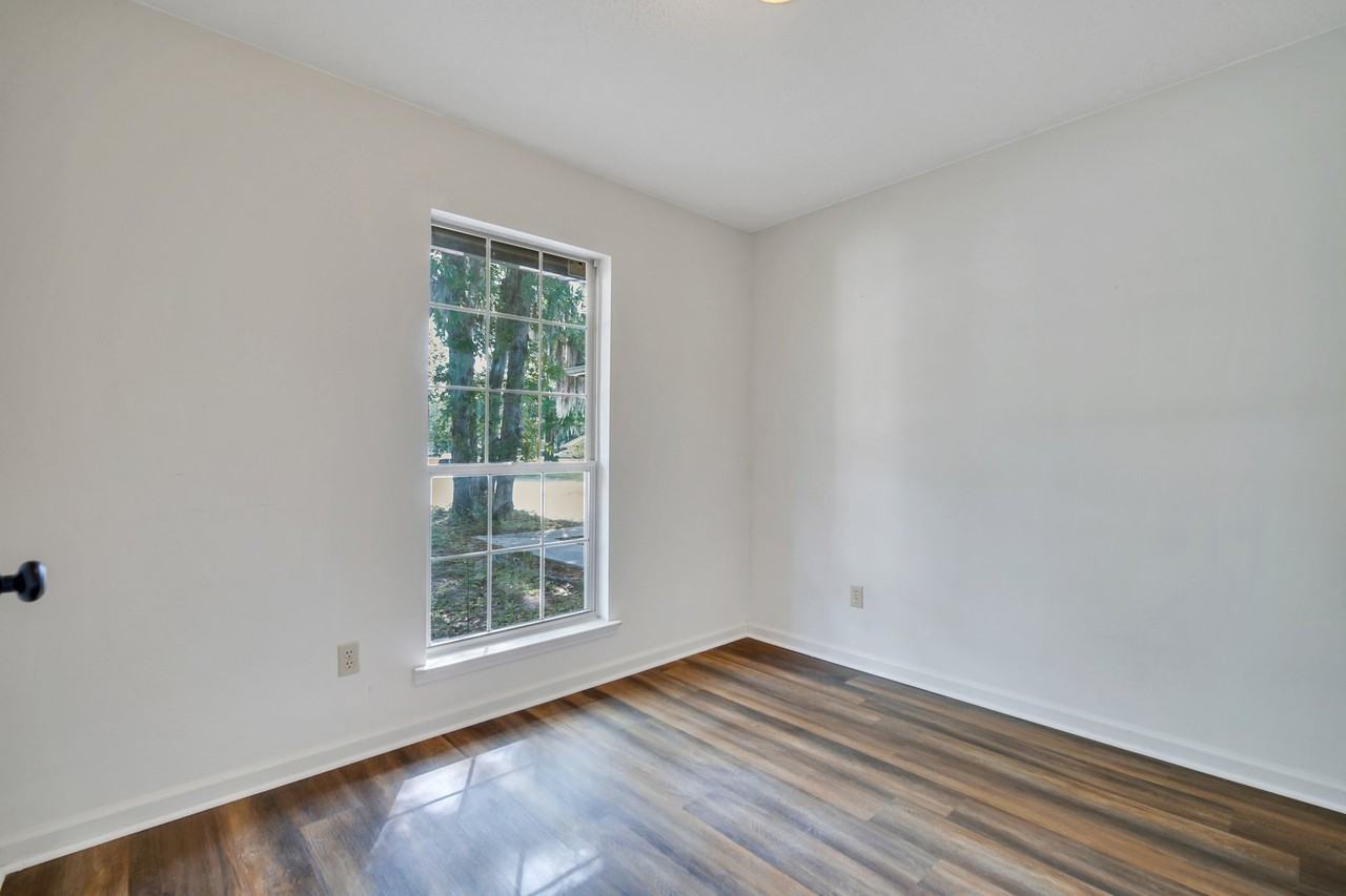 1501 Woodcrest Cir - Photo 7 of 25