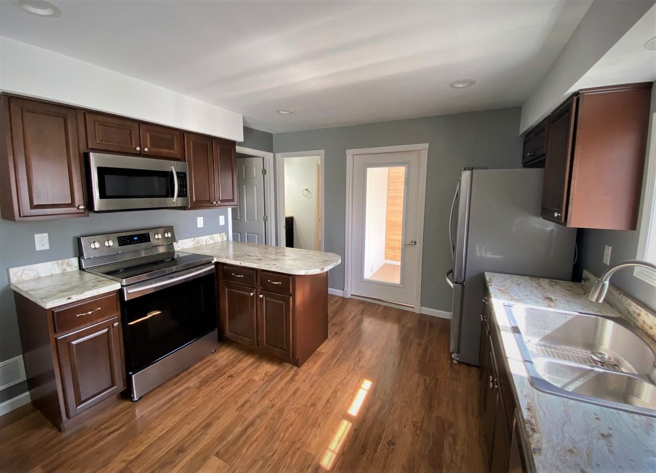 1114 8th Ave Ne - Photo 2 of 8