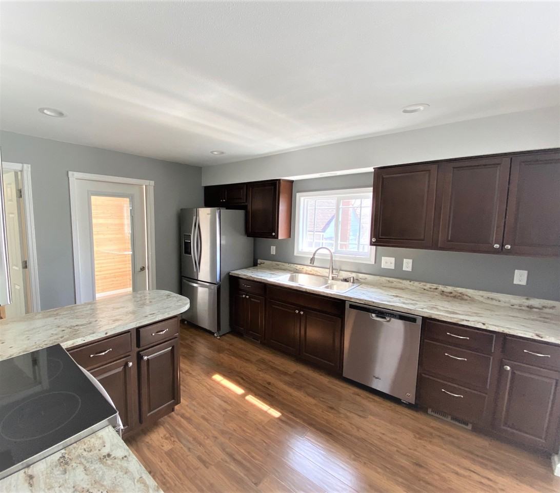 1114 8th Ave Ne - Photo 3 of 8