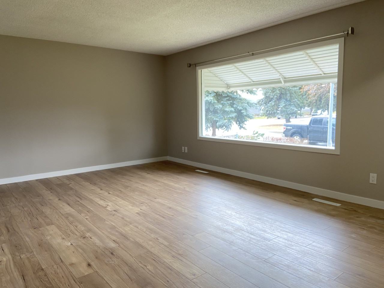 13207 70a St Nw - Photo 2 of 20