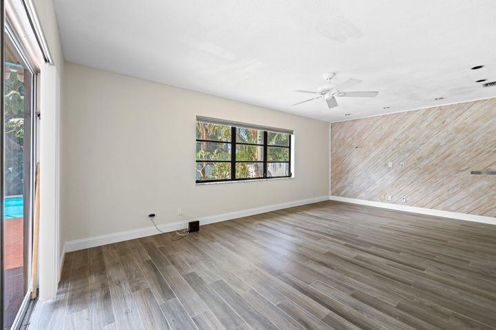 146 Southeast 26th Avenue - Photo 3 of 14