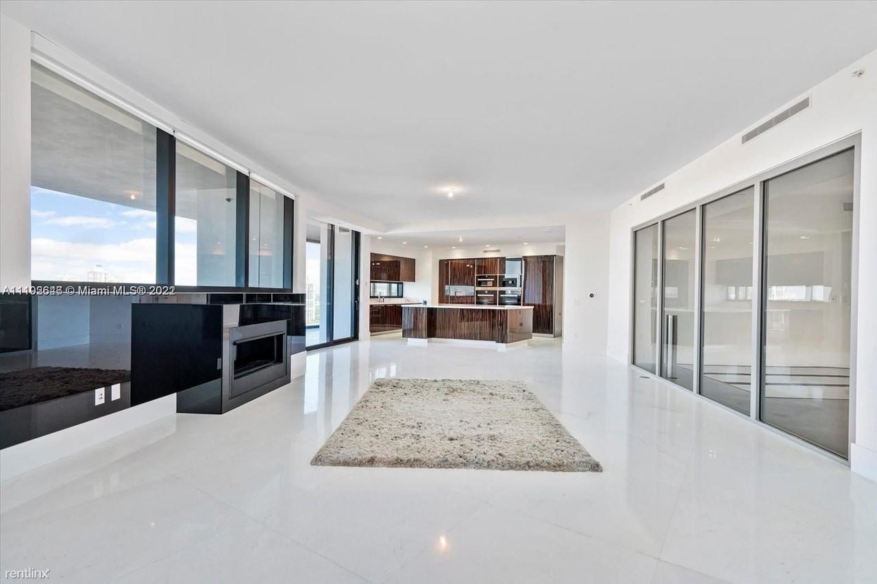 18555 Collins Ave - Photo 2 of 18