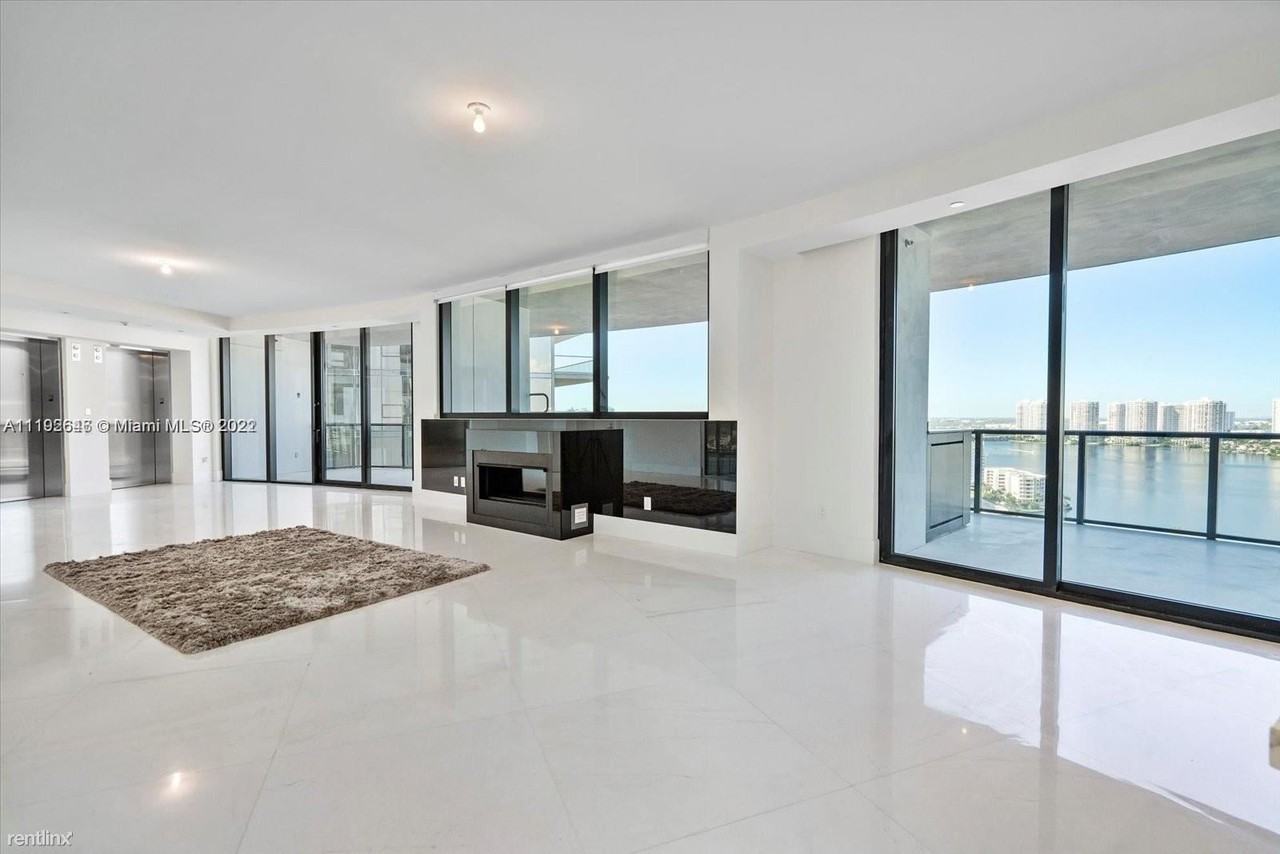 18555 Collins Ave - Photo 3 of 18