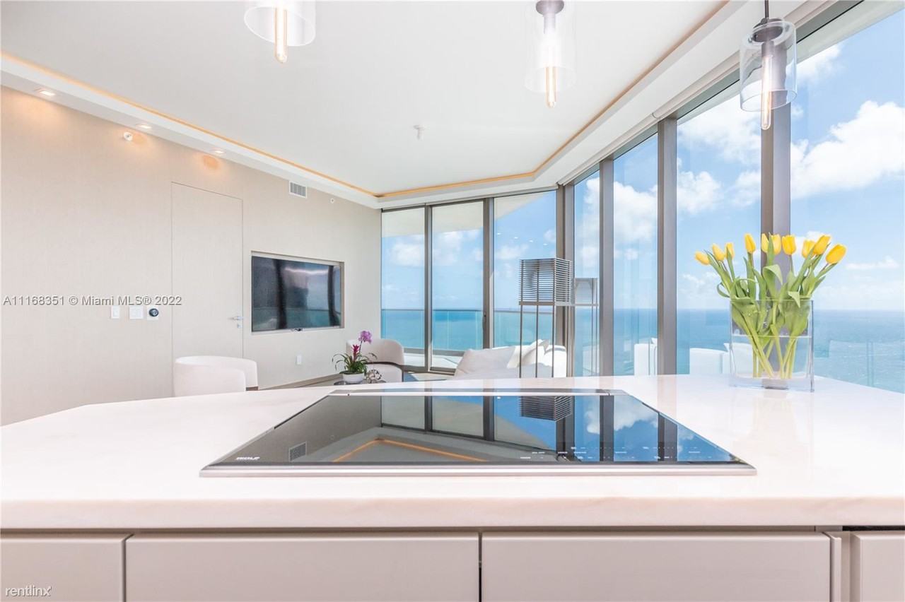 18975 Collins Ave - Photo 2 of 20