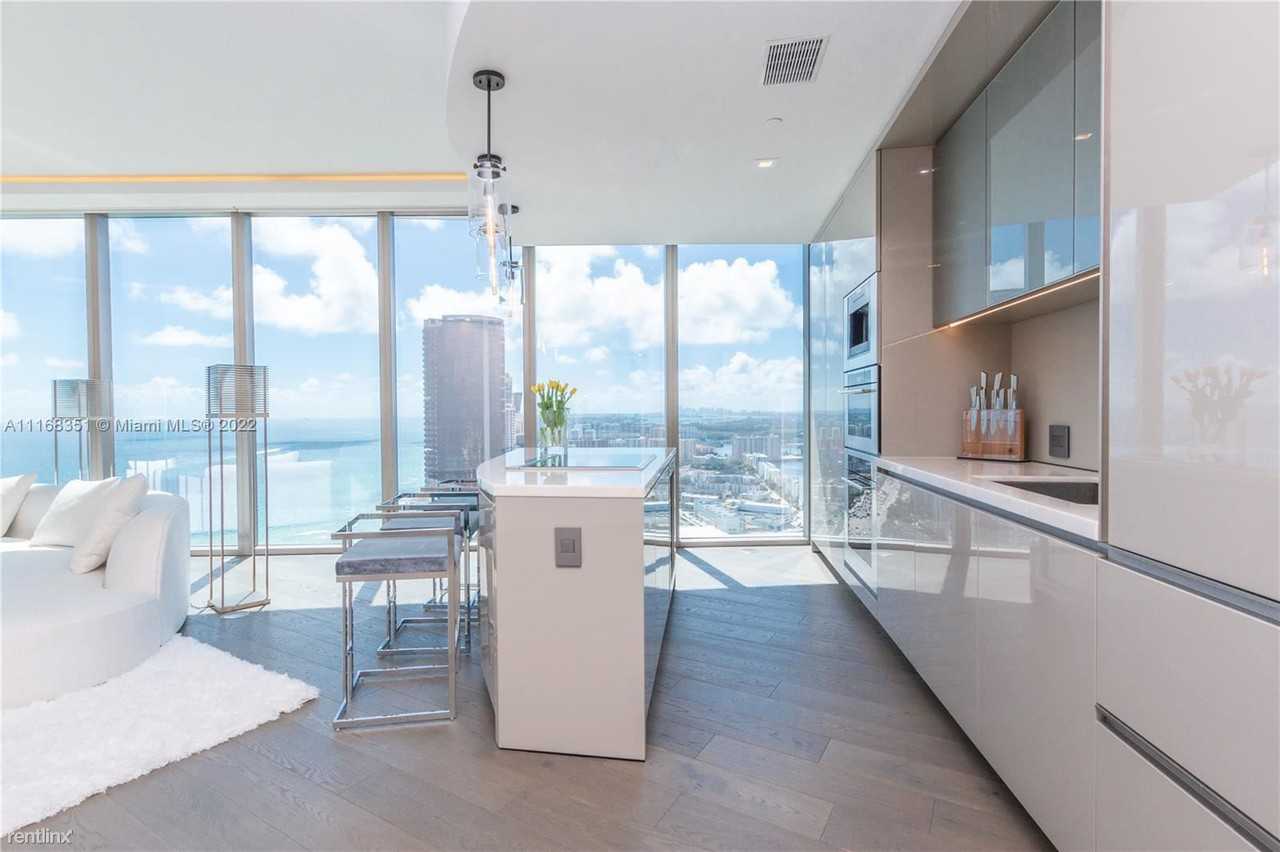 18975 Collins Ave - Photo 3 of 20