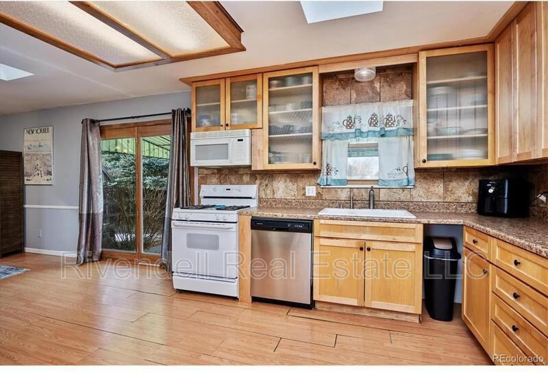 759 S Oakland St - Photo 3 of 12