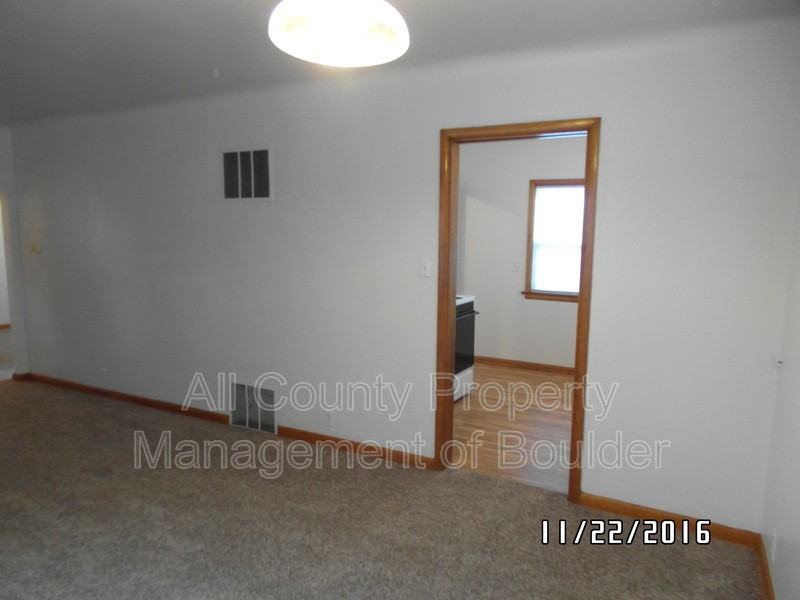 1034 Pratt St - Photo 5 of 10